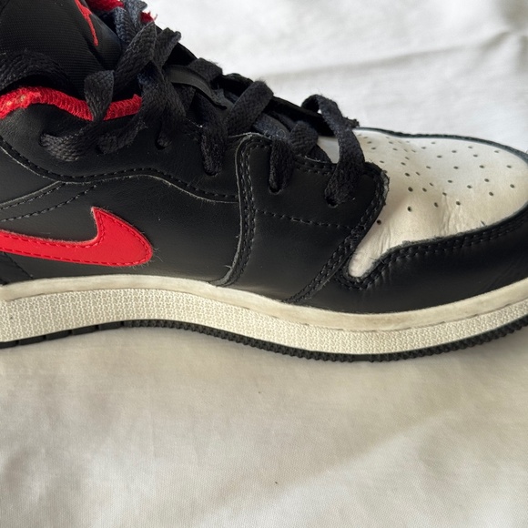Nike Air Jordon 1 Low 4.5 Youth Black/White/Fire Red - Picture 8 of 14